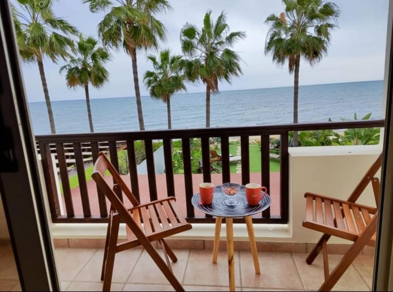 Beachfront Villa Carpe Diem Kiti Exterior photo